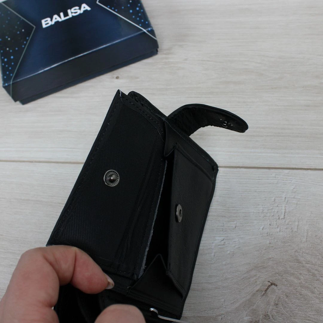 Чоловічий чорний гаманець із натуральної шкіри на кнопці з монетницею та відділами для карток