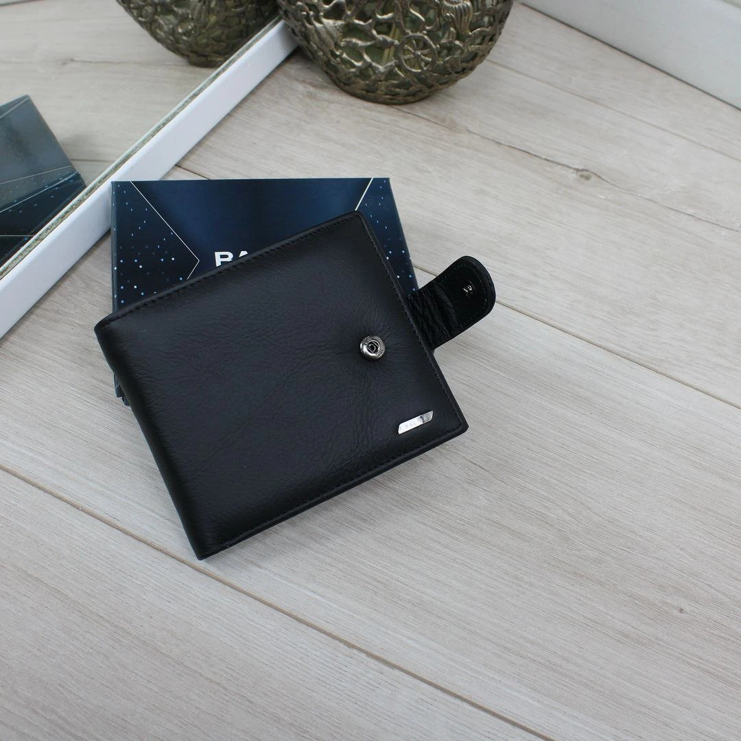 Чоловічий чорний гаманець із натуральної шкіри на кнопці з монетницею та відділами для карток