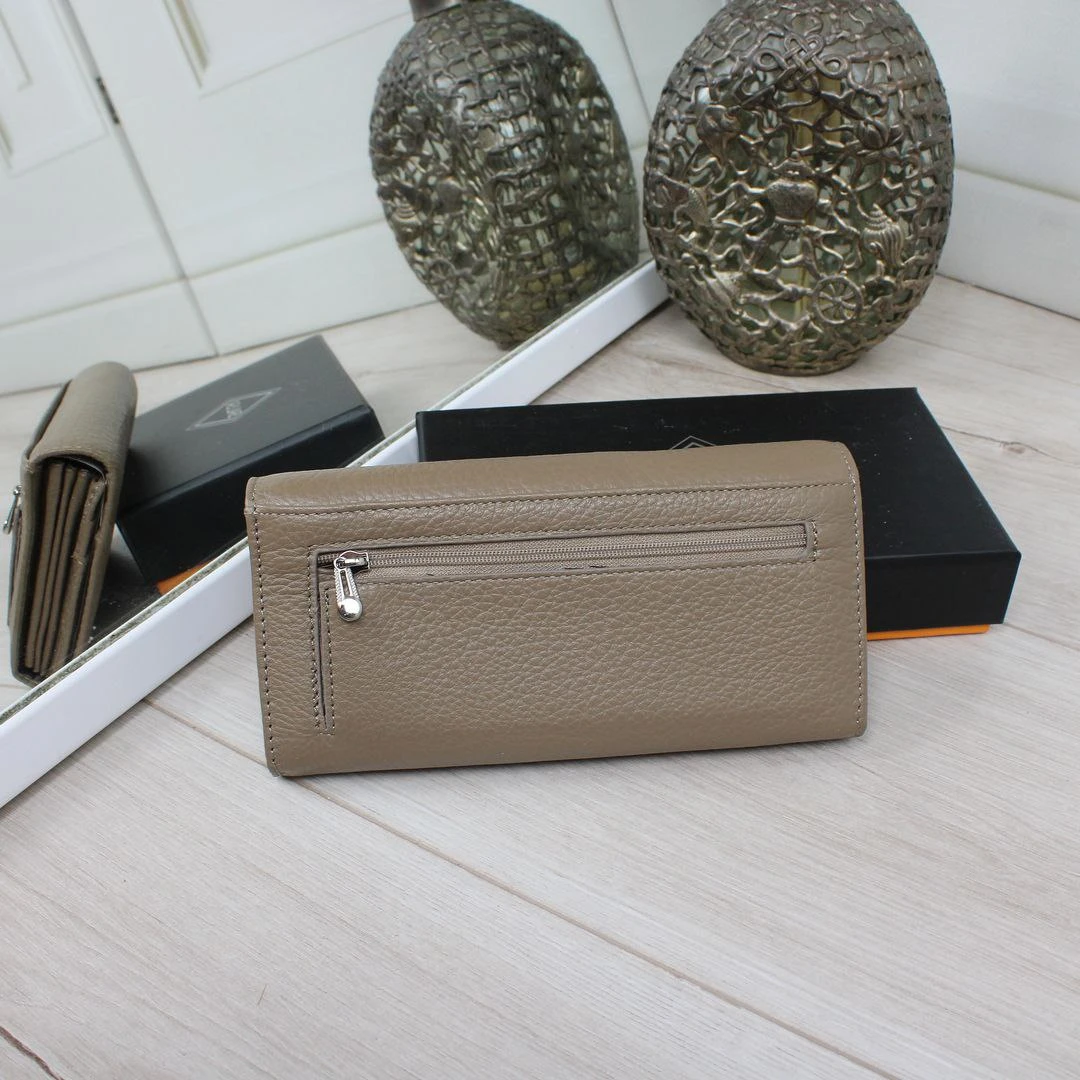 Жіночий шкіряний гаманець кольору капучино на магнітах у фірмовій коробці