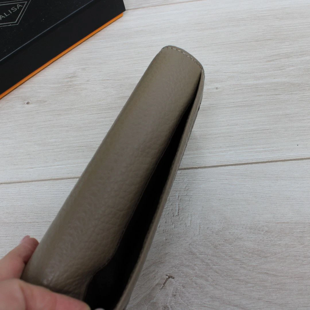 Жіночий шкіряний гаманець кольору капучино на магнітах у фірмовій коробці