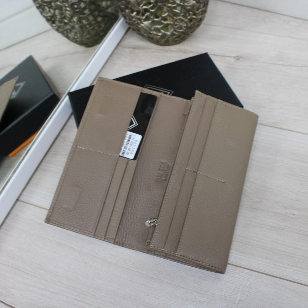 Жіночий шкіряний гаманець кольору капучино на магнітах у фірмовій коробці