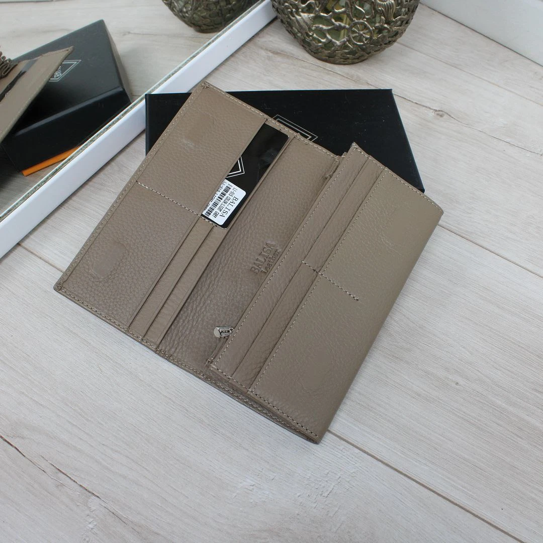 Жіночий шкіряний гаманець кольору капучино на магнітах у фірмовій коробці