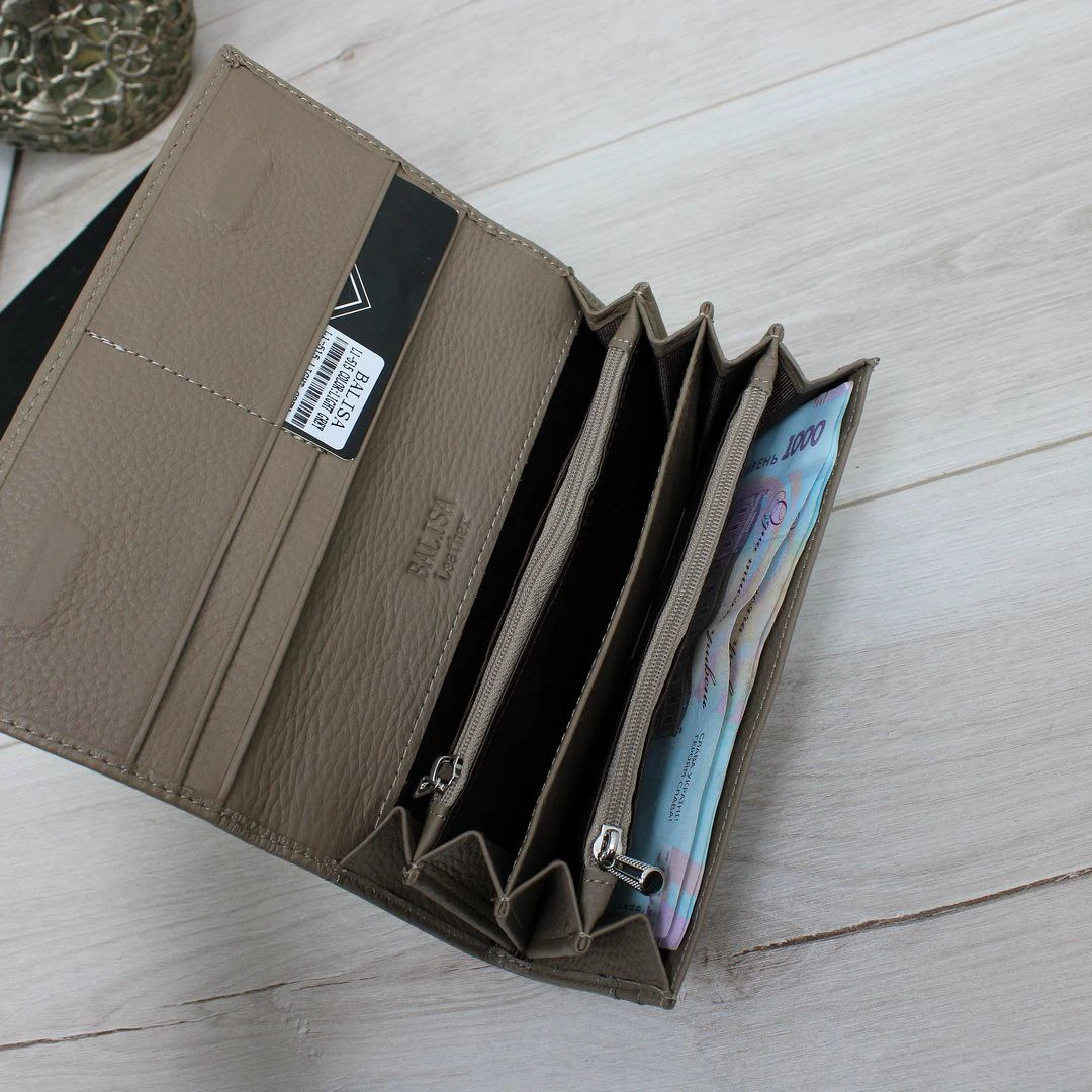 Жіночий шкіряний гаманець кольору капучино на магнітах у фірмовій коробці