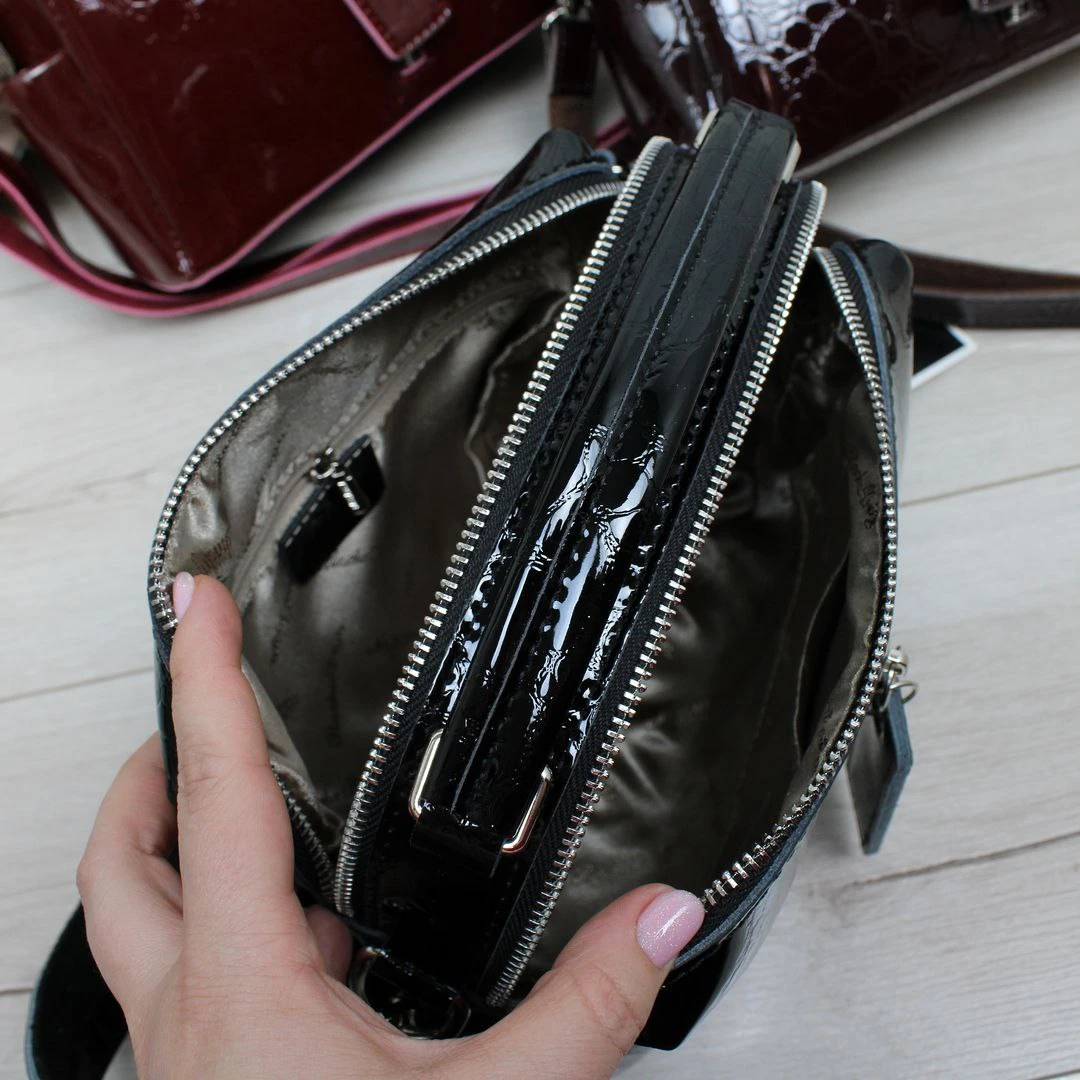 Чорна жіноча сумка через плече крос-боді з натуральної шкіри — базова модель