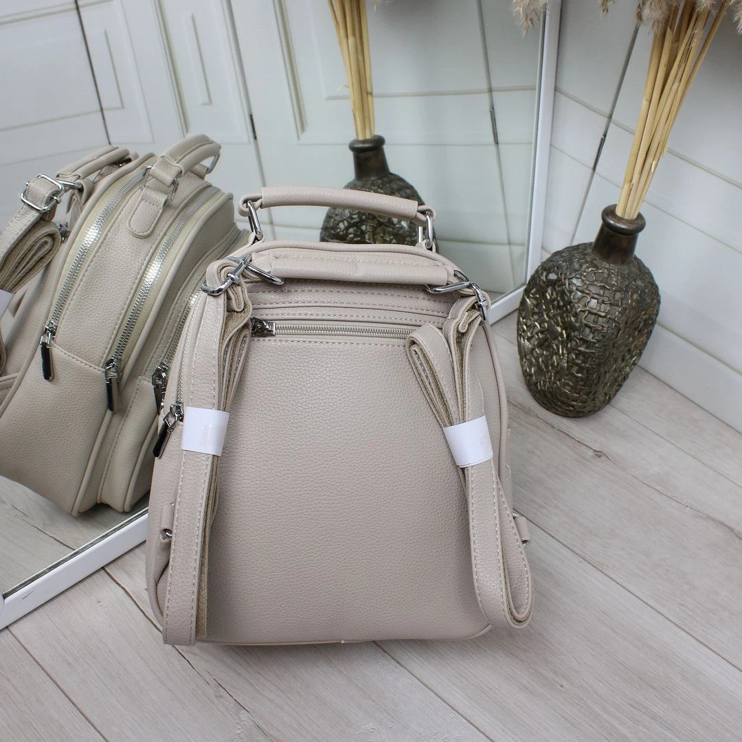 Жіноча бежева сумка-рюкзак трансформер з екошкіри на срібній фурнітурі