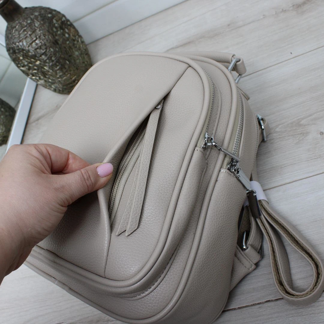 Жіноча бежева сумка-рюкзак трансформер з екошкіри на срібній фурнітурі