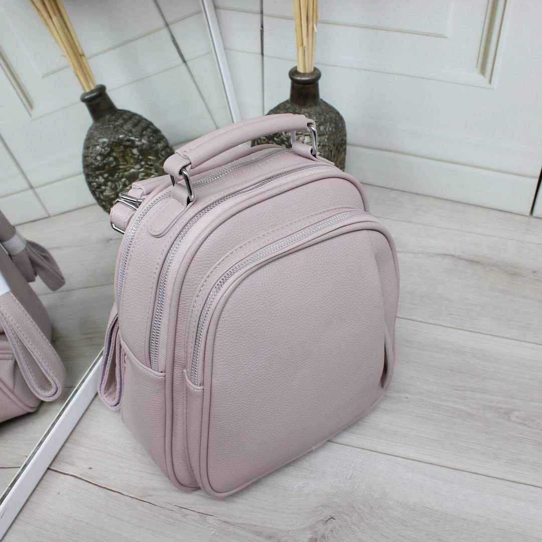 Жіноча пудрова сумка-рюкзак трансформер з екошкіри зі срібними деталями