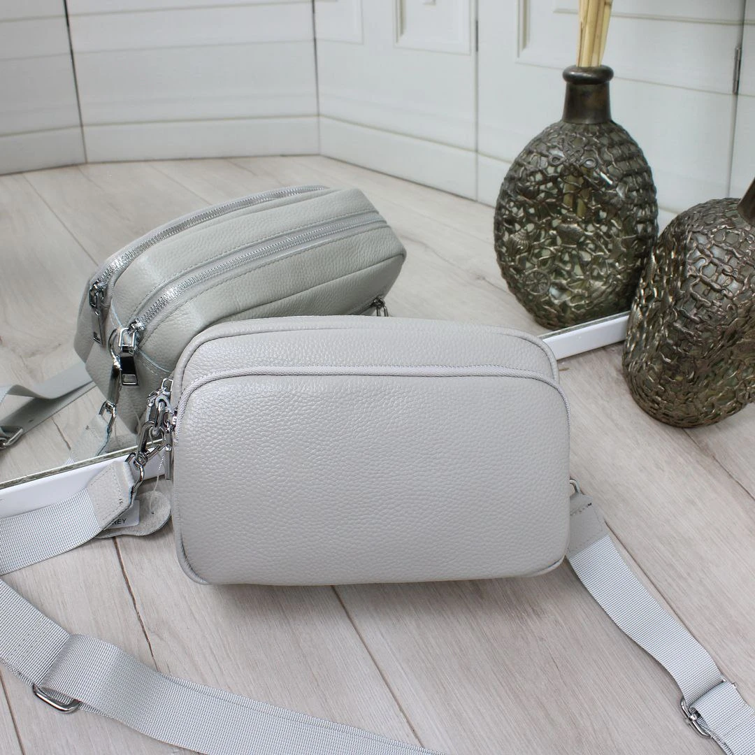 Світло-сіра жіноча сумка крос-боді з натуральної шкіри з довгим ременем