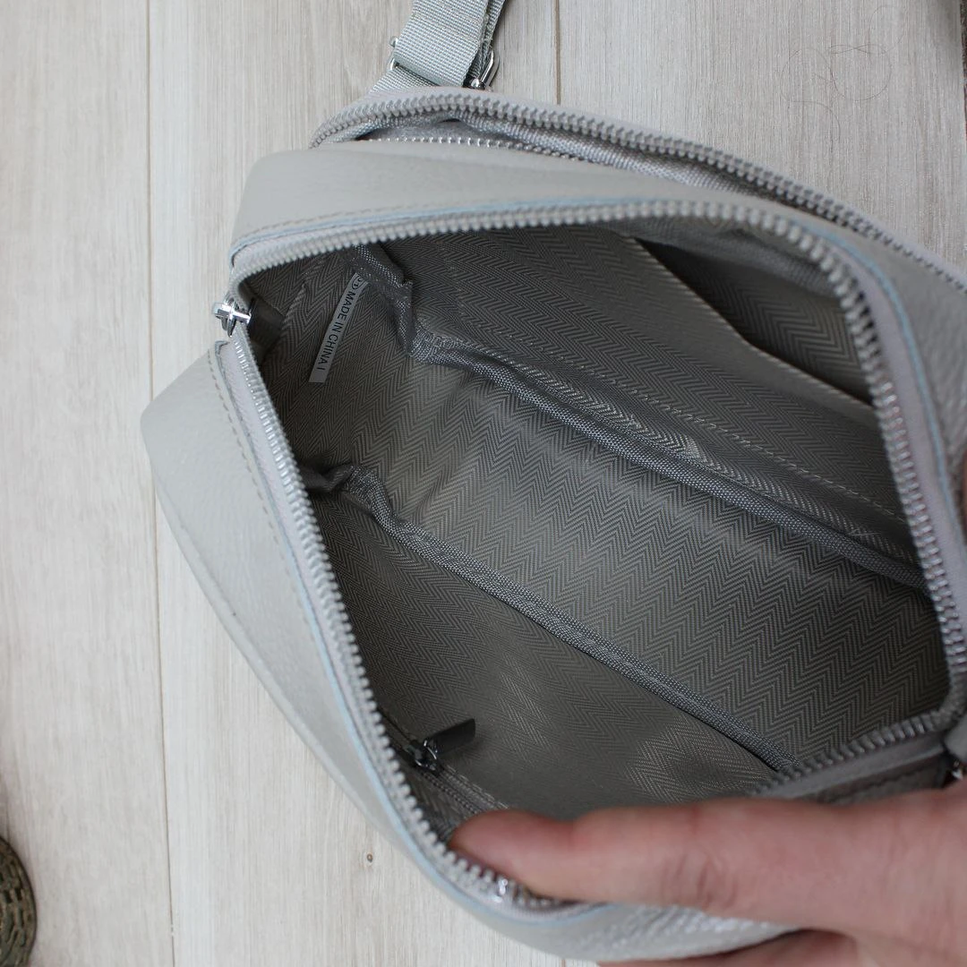 Світло-сіра жіноча сумка крос-боді з натуральної шкіри з довгим ременем