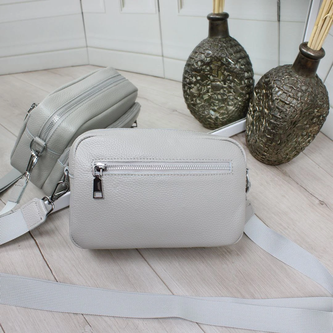 Світло-сіра жіноча сумка крос-боді з натуральної шкіри з довгим ременем