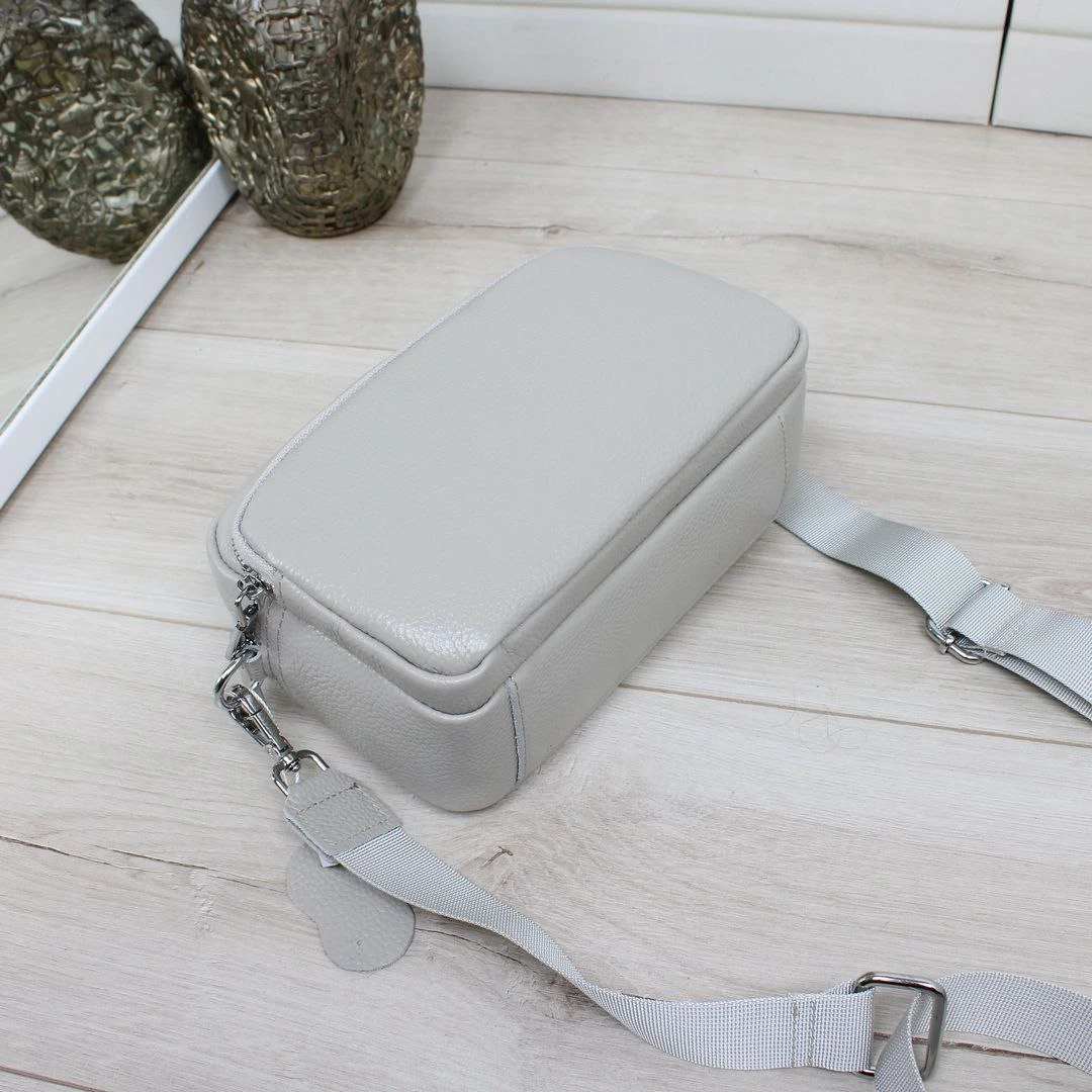 Світло-сіра жіноча сумка крос-боді з натуральної шкіри з довгим ременем