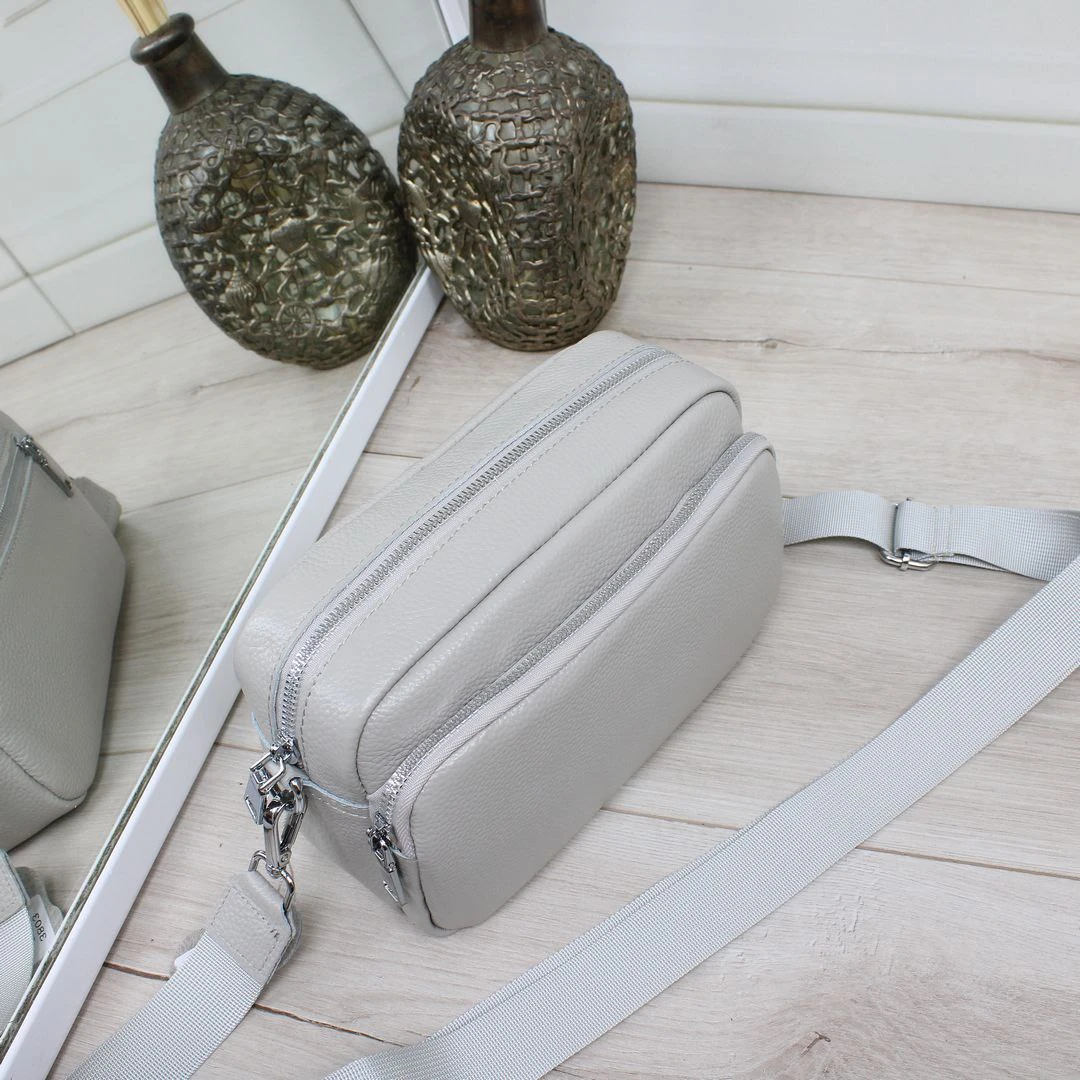 Світло-сіра жіноча сумка крос-боді з натуральної шкіри з довгим ременем