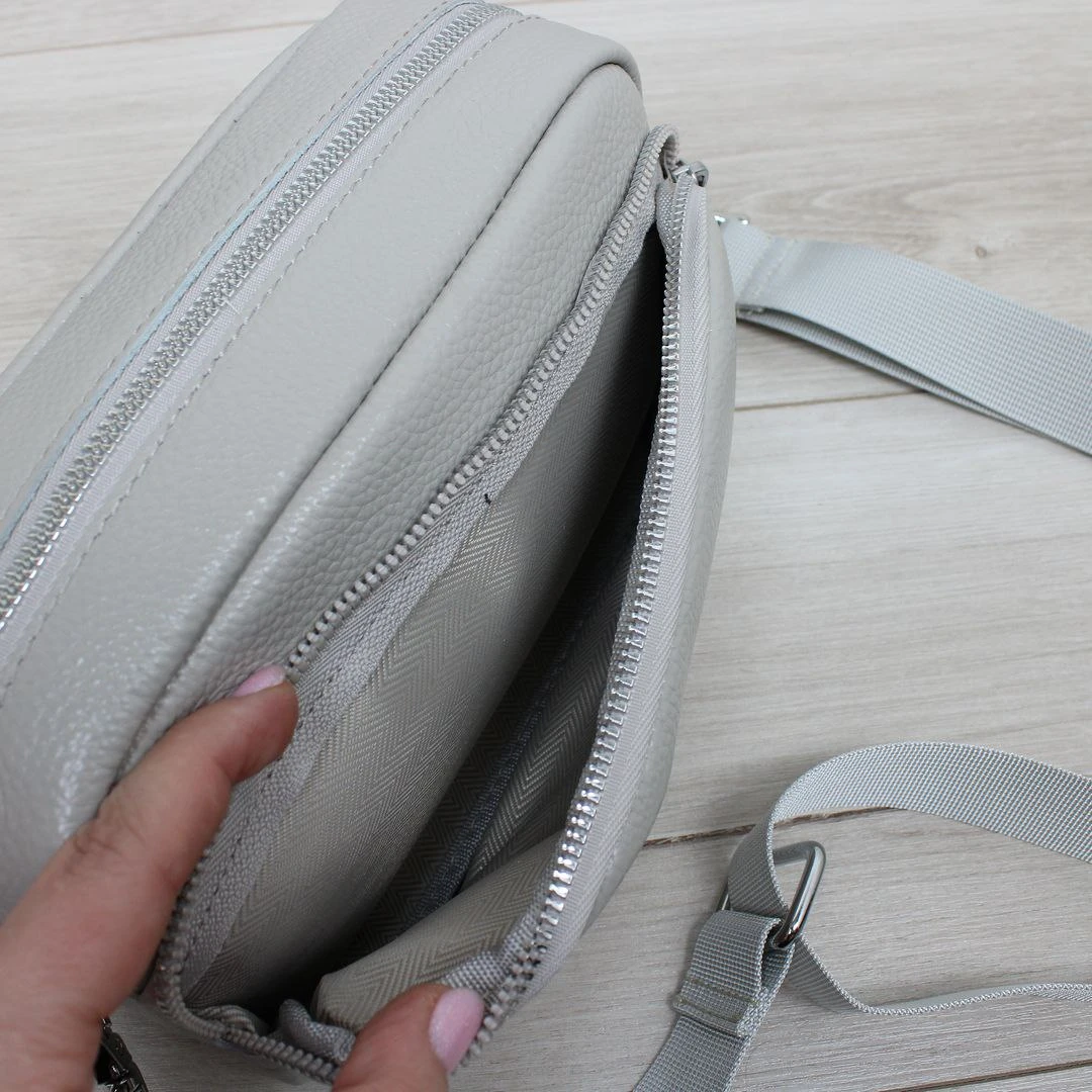 Світло-сіра жіноча сумка крос-боді з натуральної шкіри з довгим ременем