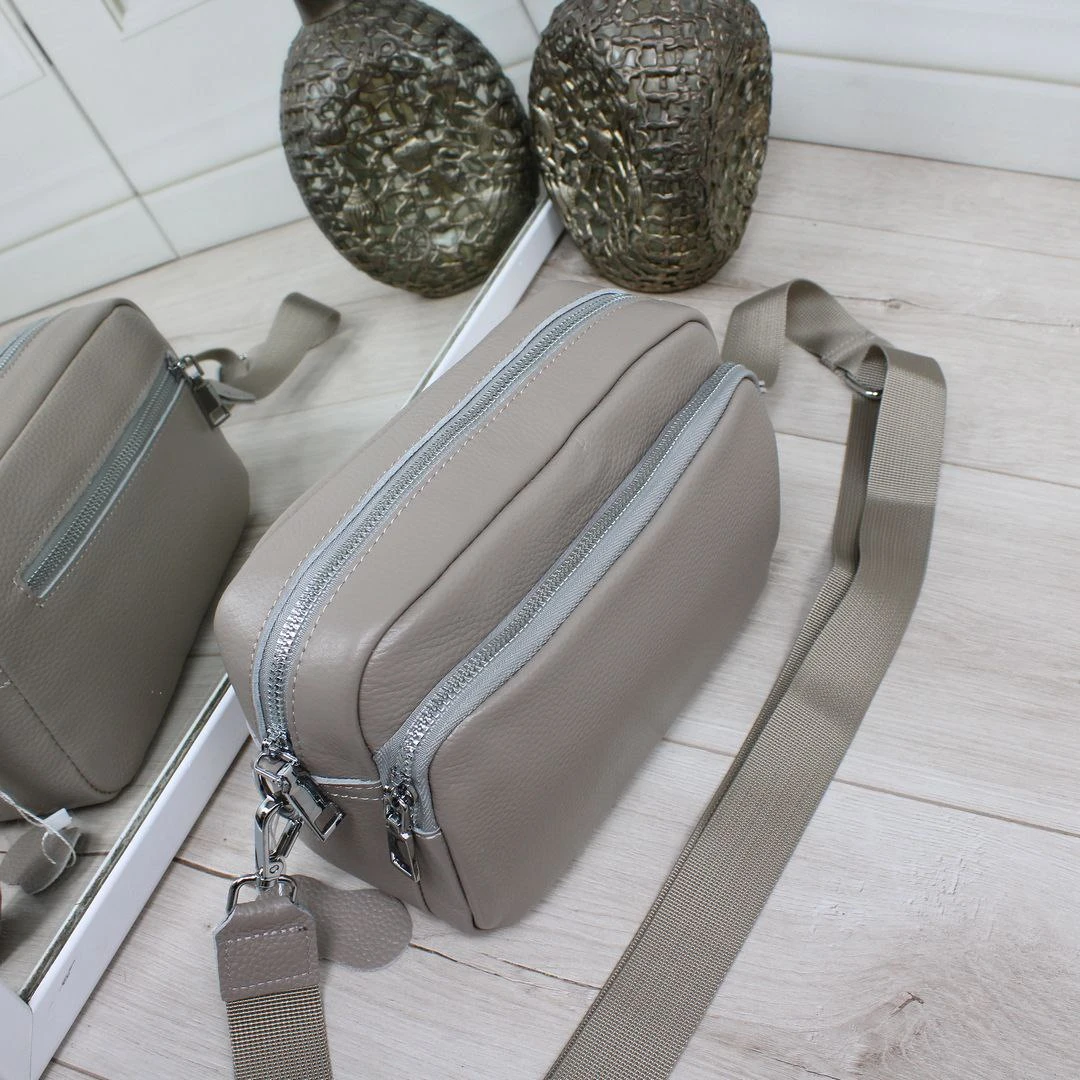 Жіноча сумка крос-боді кольору сіро-беж із натуральної шкіри