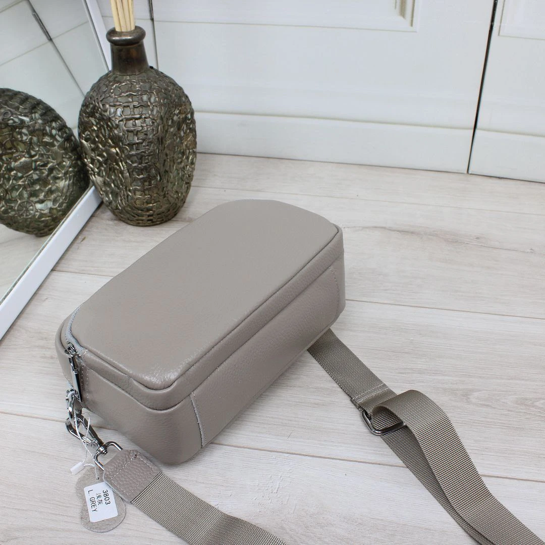 Жіноча сумка крос-боді кольору сіро-беж із натуральної шкіри