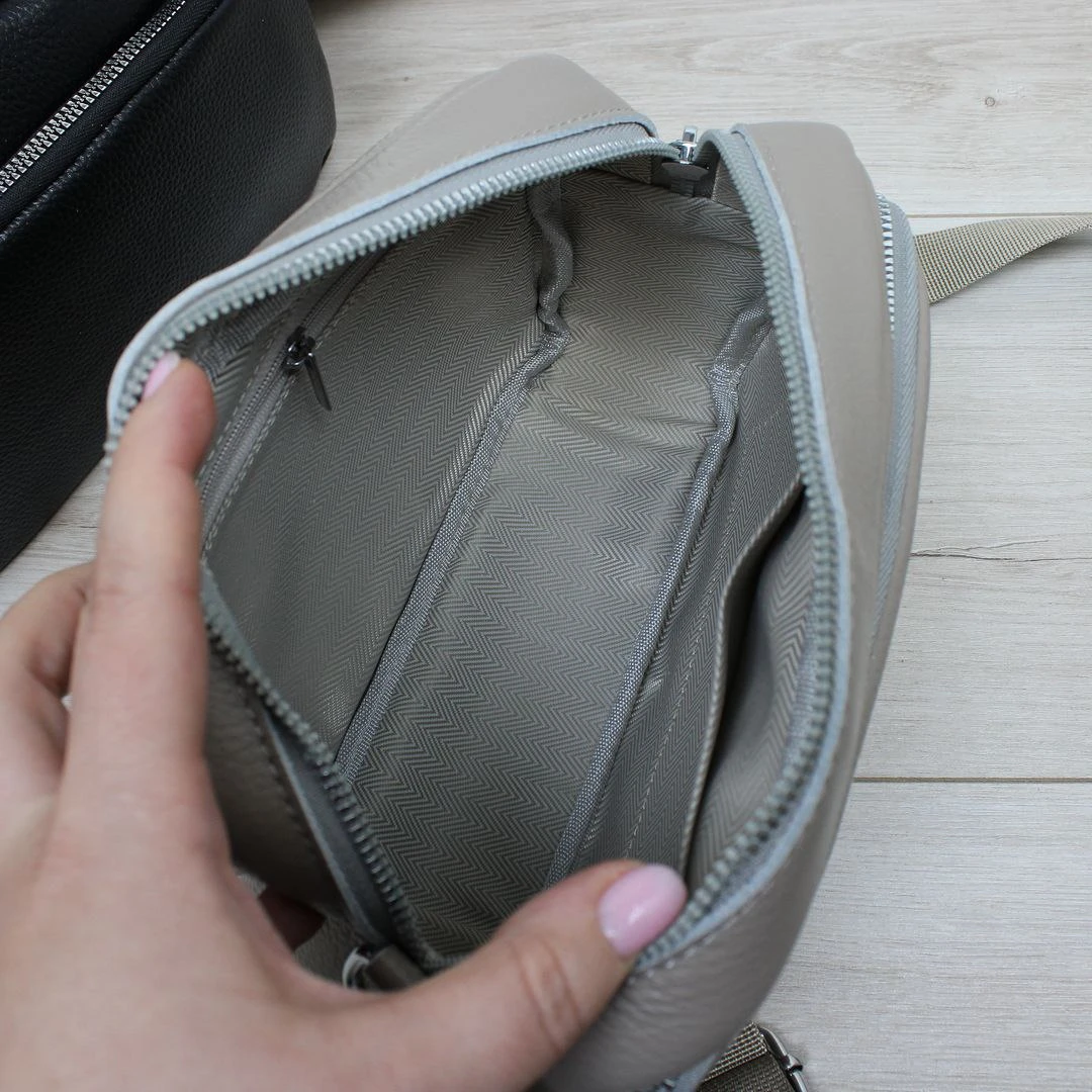 Жіноча сумка крос-боді кольору сіро-беж із натуральної шкіри