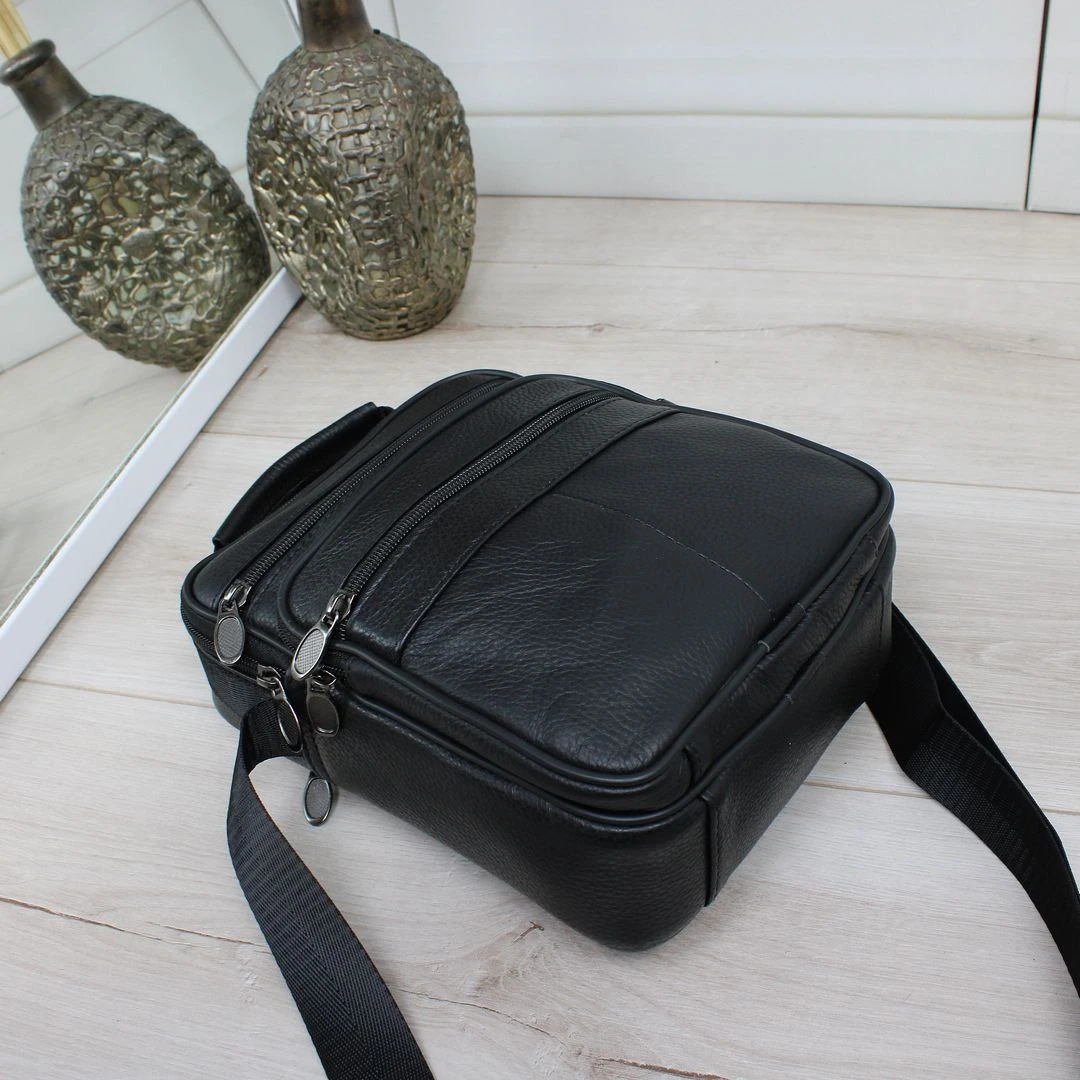 Чоловіча чорна сумка через плече з натуральної шкіри на 5 відділень