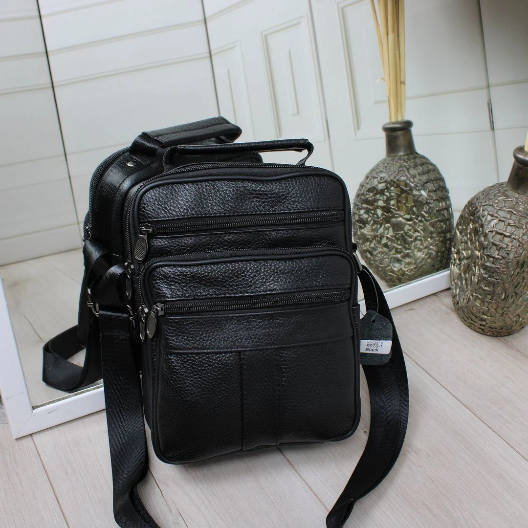 Шкіряна чоловіча сумка-месенджер чорного кольору з регульованим ременем