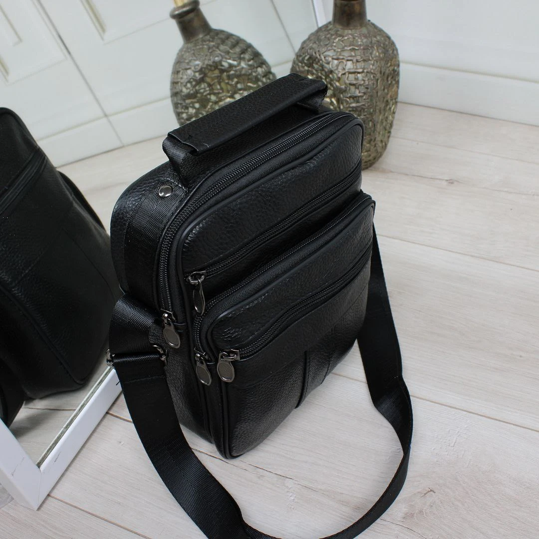 Шкіряна чоловіча сумка-месенджер чорного кольору з регульованим ременем