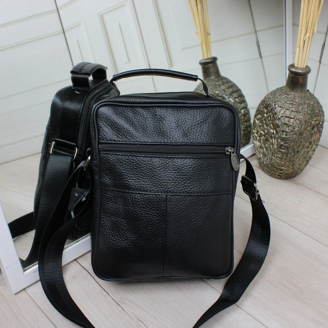 Шкіряна чоловіча сумка-месенджер чорного кольору з регульованим ременем