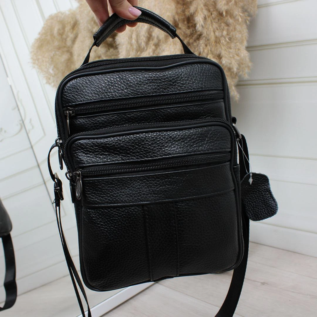Шкіряна чоловіча сумка-месенджер чорного кольору з регульованим ременем