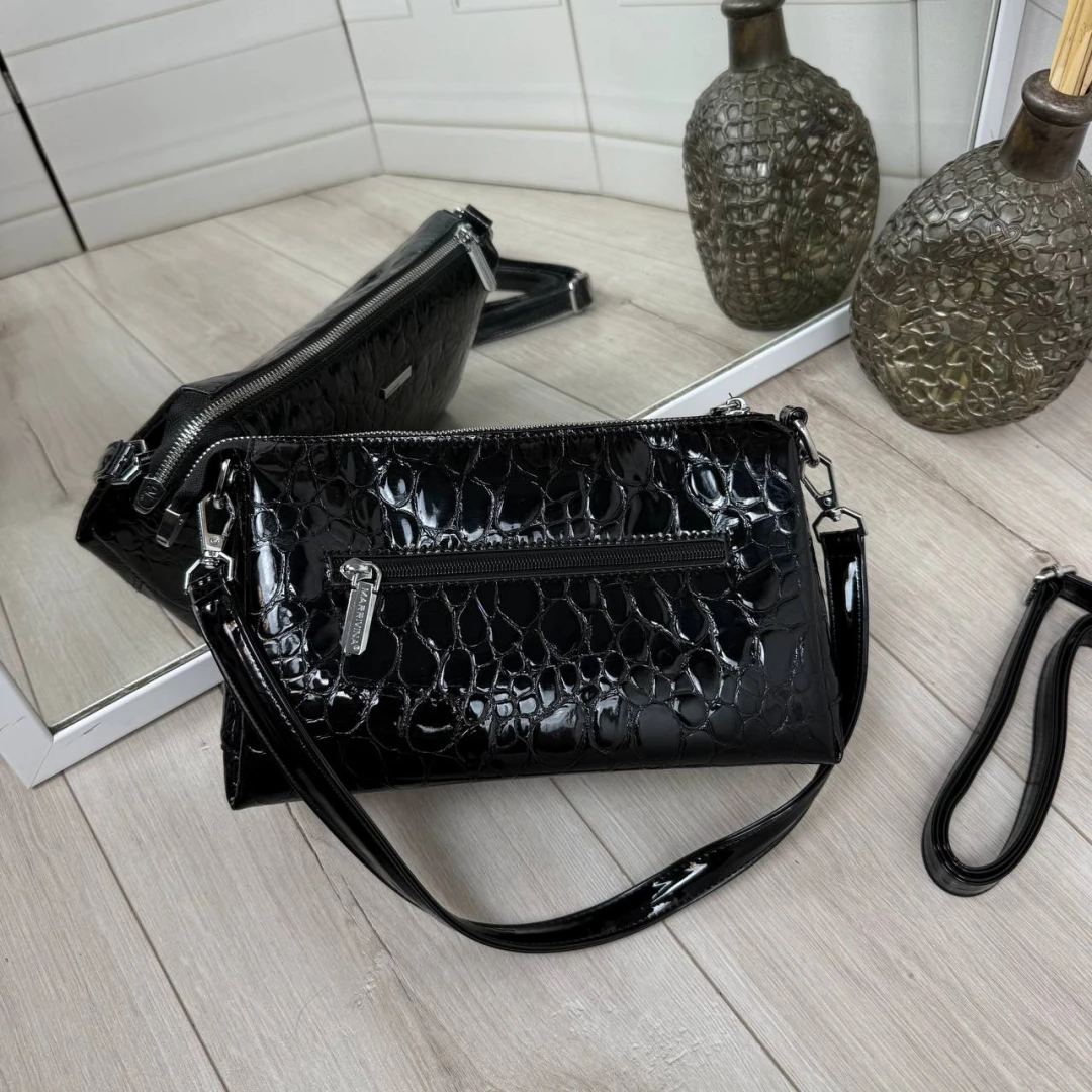 Чорна лакова жіноча сумка крос-боді через плече на три відділення