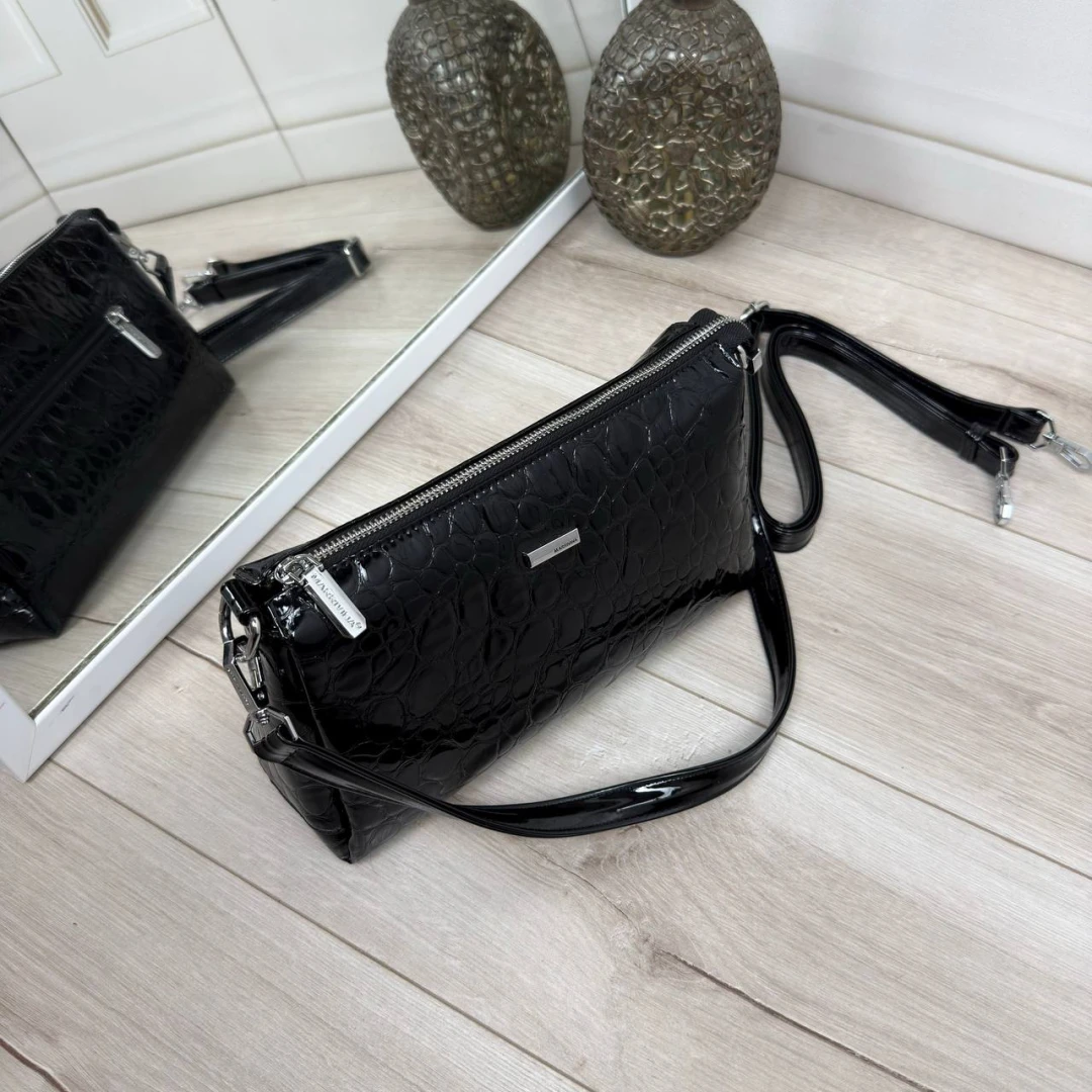 Чорна лакова жіноча сумка крос-боді через плече на три відділення