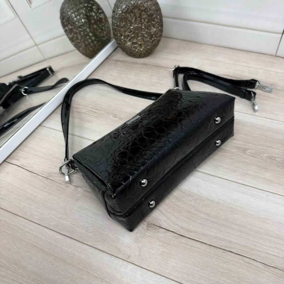 Чорна лакова жіноча сумка крос-боді через плече на три відділення