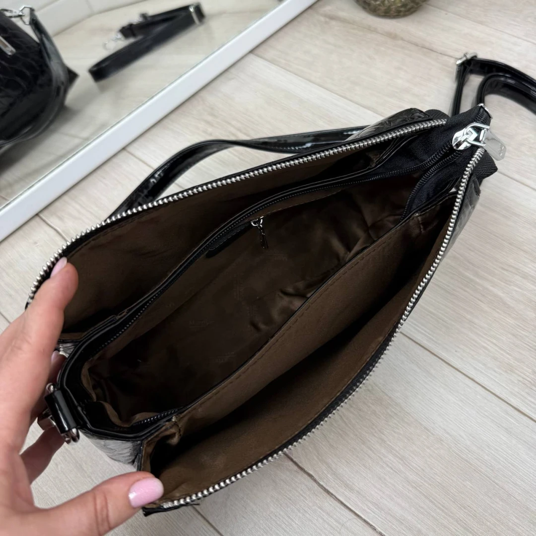 Чорна лакова жіноча сумка крос-боді через плече на три відділення