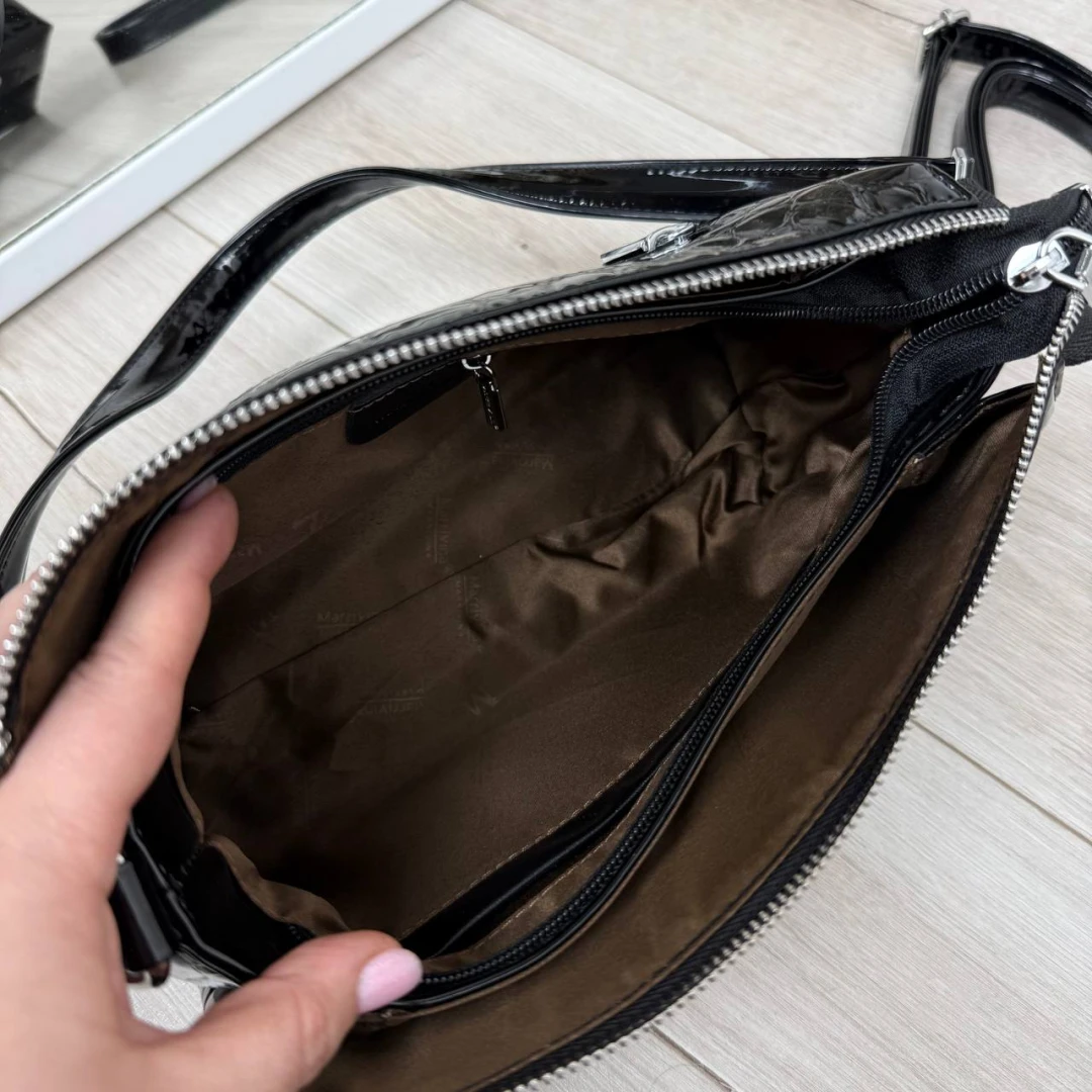 Чорна лакова жіноча сумка крос-боді через плече на три відділення