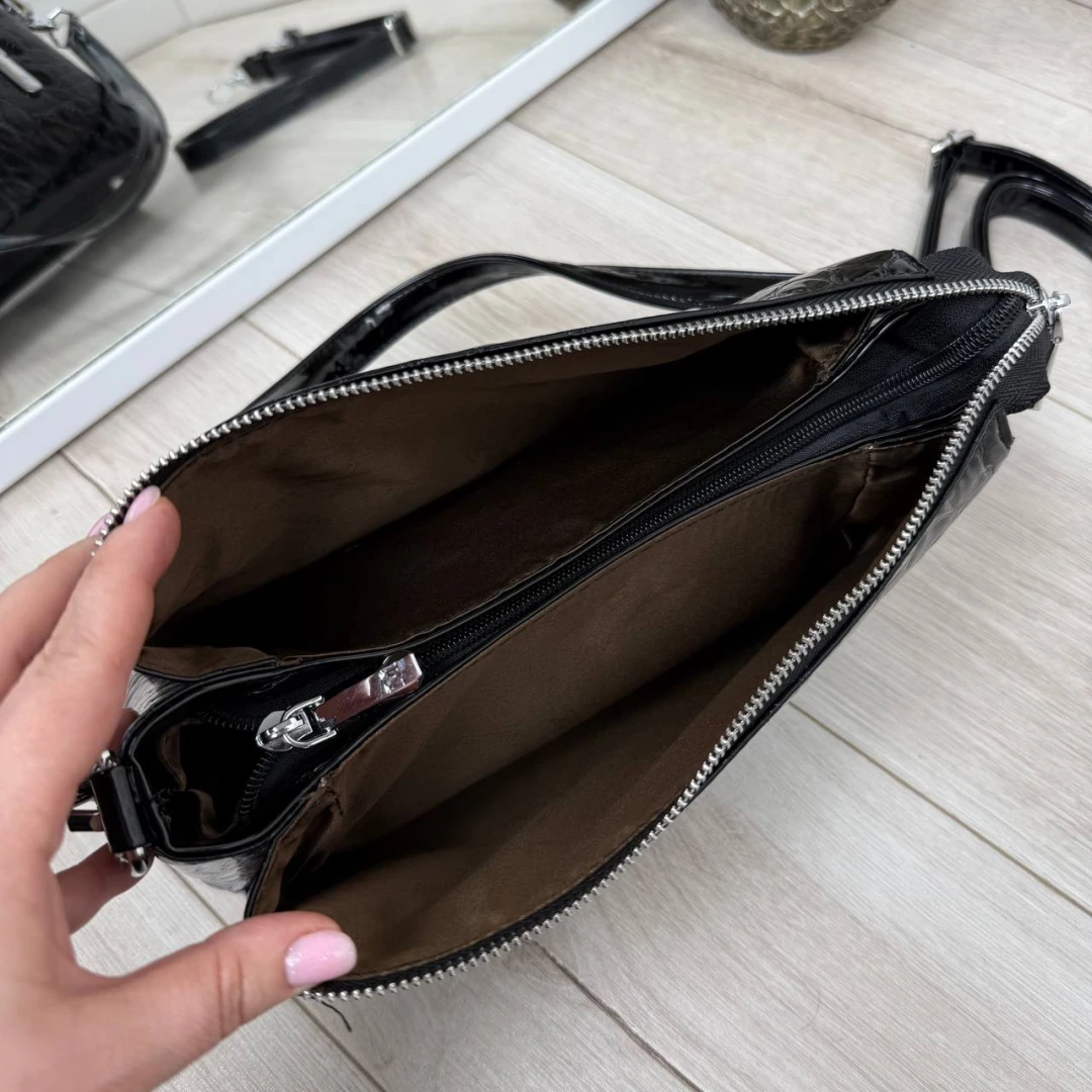 Чорна лакова жіноча сумка крос-боді через плече на три відділення