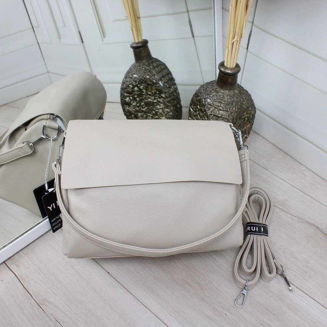 Бежева жіноча сумка через плече крос-боді з екошкіри на клапані