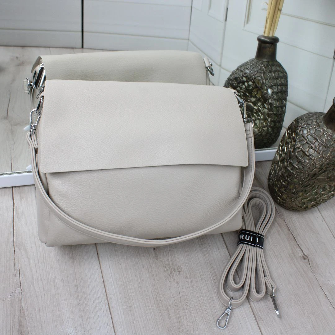 Бежева жіноча сумка через плече крос-боді з екошкіри на клапані