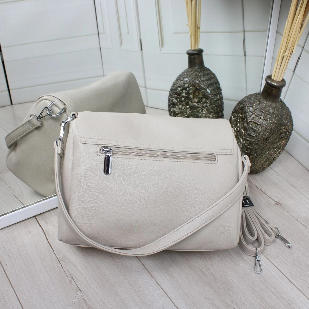 Бежева жіноча сумка через плече крос-боді з екошкіри на клапані