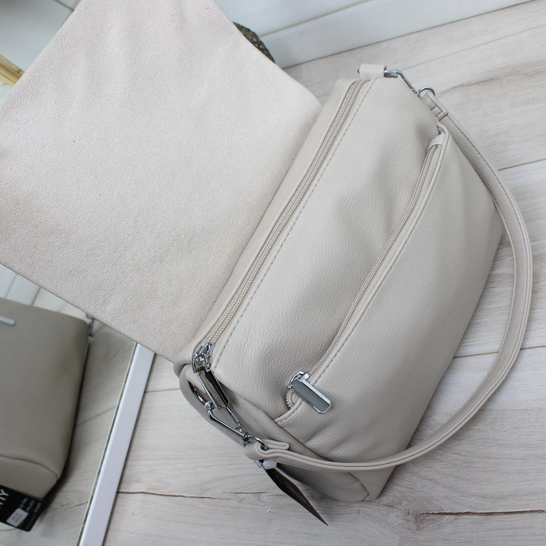 Бежева жіноча сумка через плече крос-боді з екошкіри на клапані