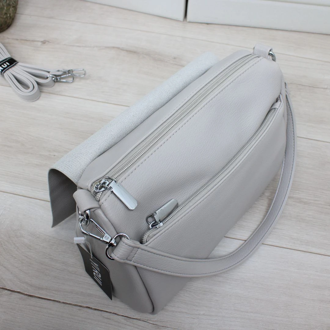 Світло-сіра жіноча сумка крос-боді через плече з екошкіри