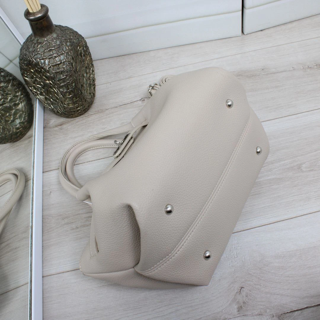 Жіноча бежева сумка через плече крос-боді з екошкіри з короткою ручкою