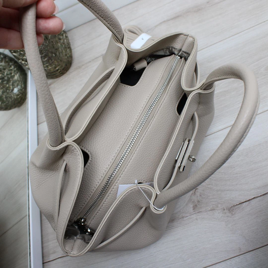 Жіноча бежева сумка через плече крос-боді з екошкіри з короткою ручкою