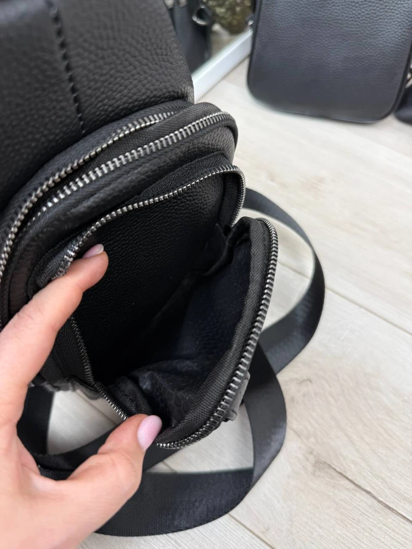 Чоловіча сумка-слінг чорна з натуральної шкіри