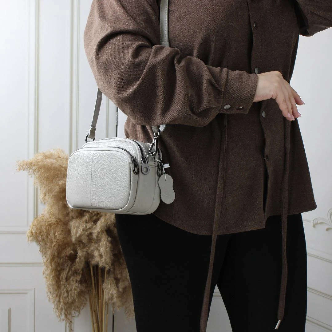 Сіра жіноча сумка крос-боді з натуральної шкіри через плече