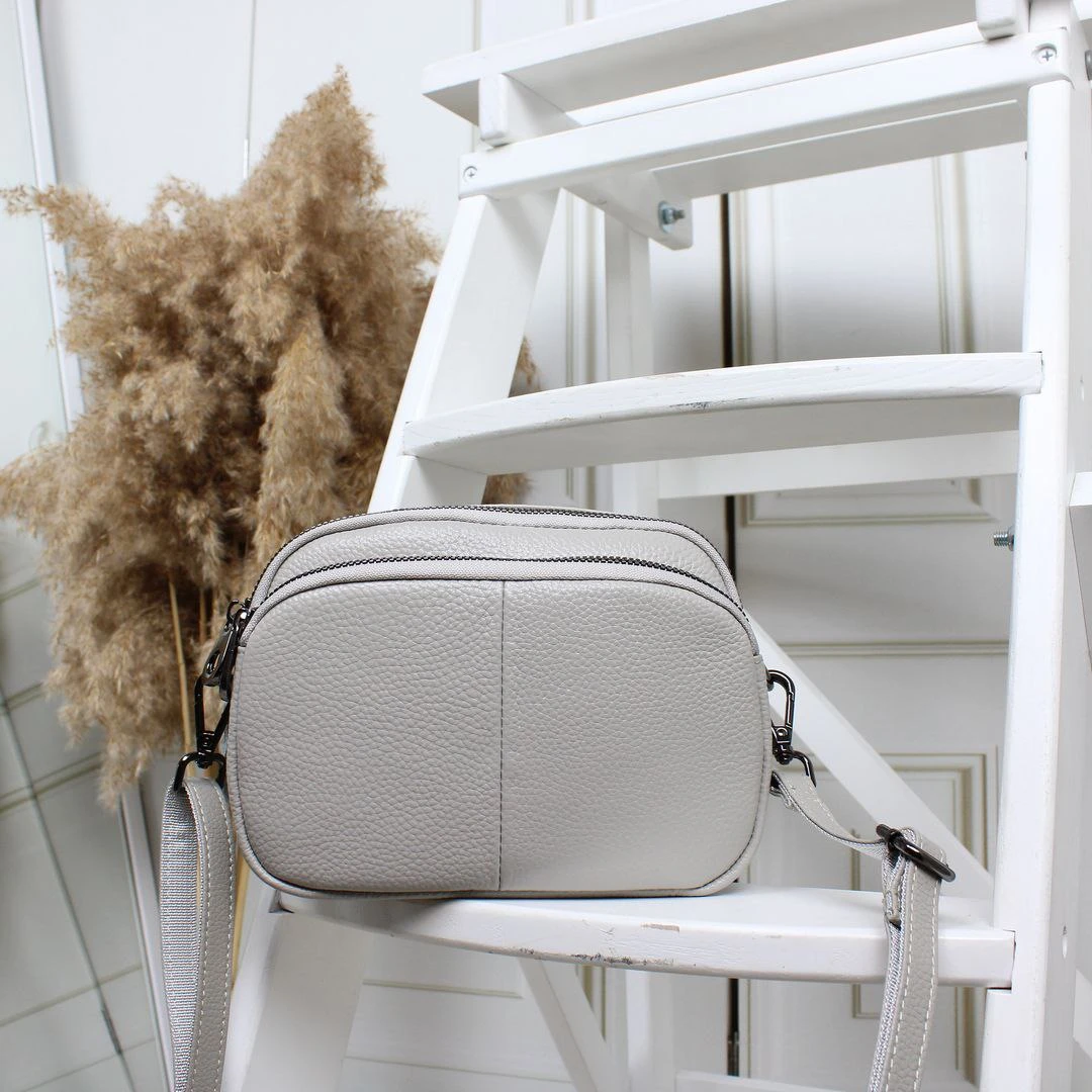 Сіра жіноча сумка крос-боді з натуральної шкіри через плече