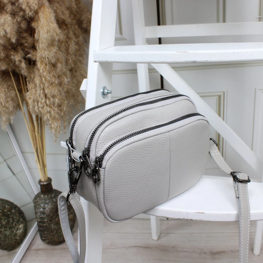 Сіра жіноча сумка крос-боді з натуральної шкіри через плече