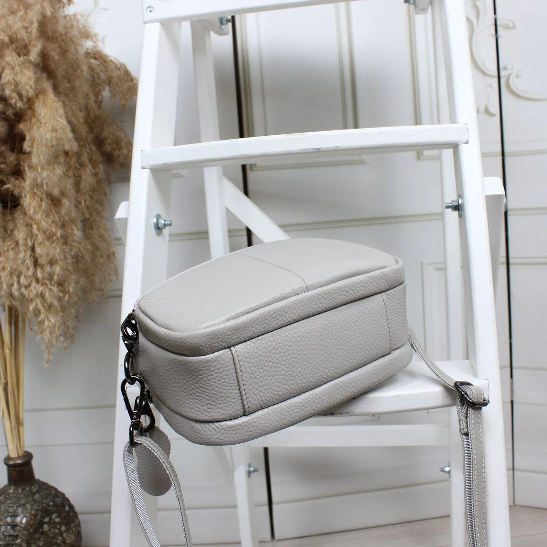 Сіра жіноча сумка крос-боді з натуральної шкіри через плече