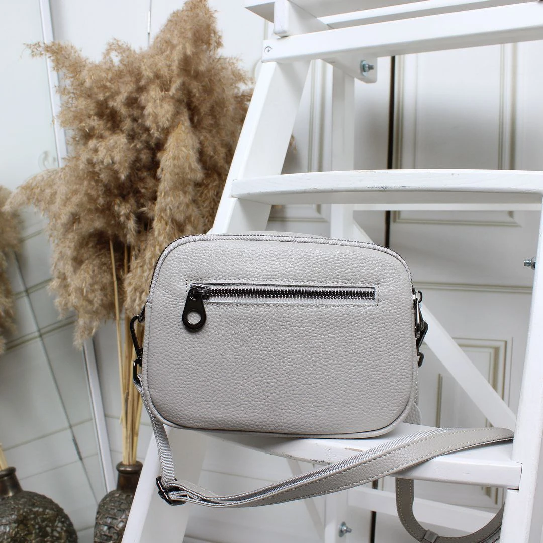 Сіра жіноча сумка крос-боді з натуральної шкіри через плече