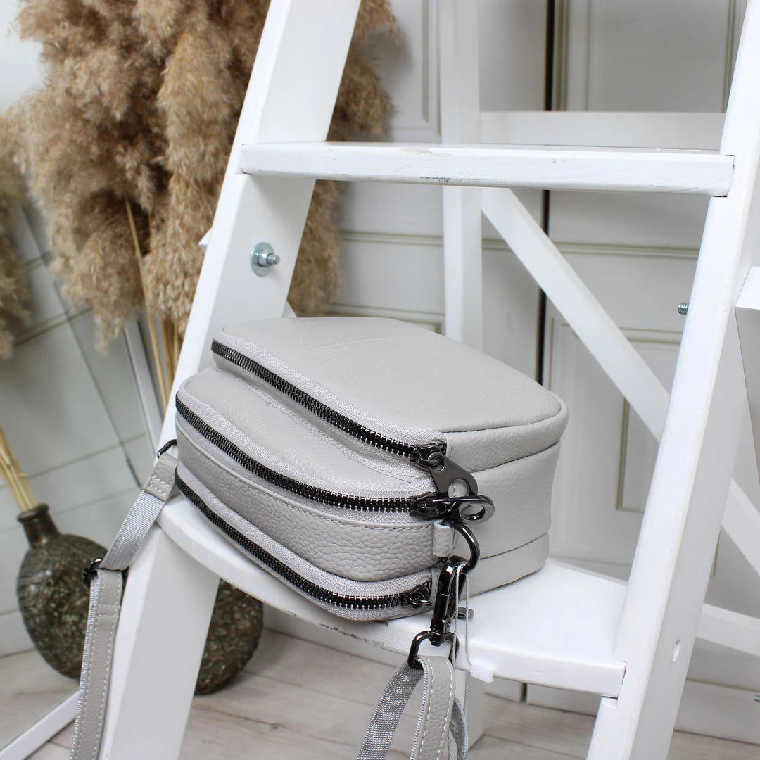 Сіра жіноча сумка крос-боді з натуральної шкіри через плече