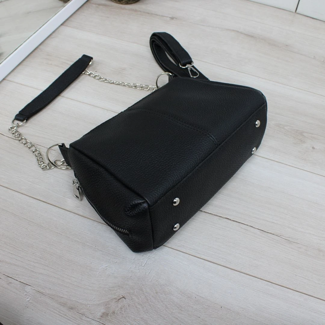 Жіноча чорна сумка крос-боді з натуральної шкіри з додатковими кишенями