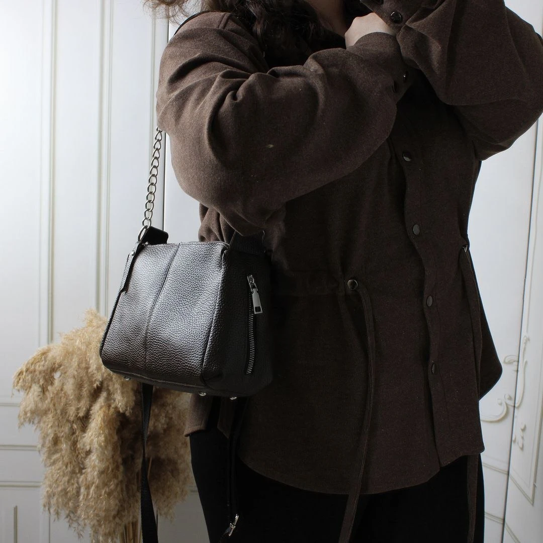 Жіноча шкіряна сумка крос-боді шоколадного кольору через плече