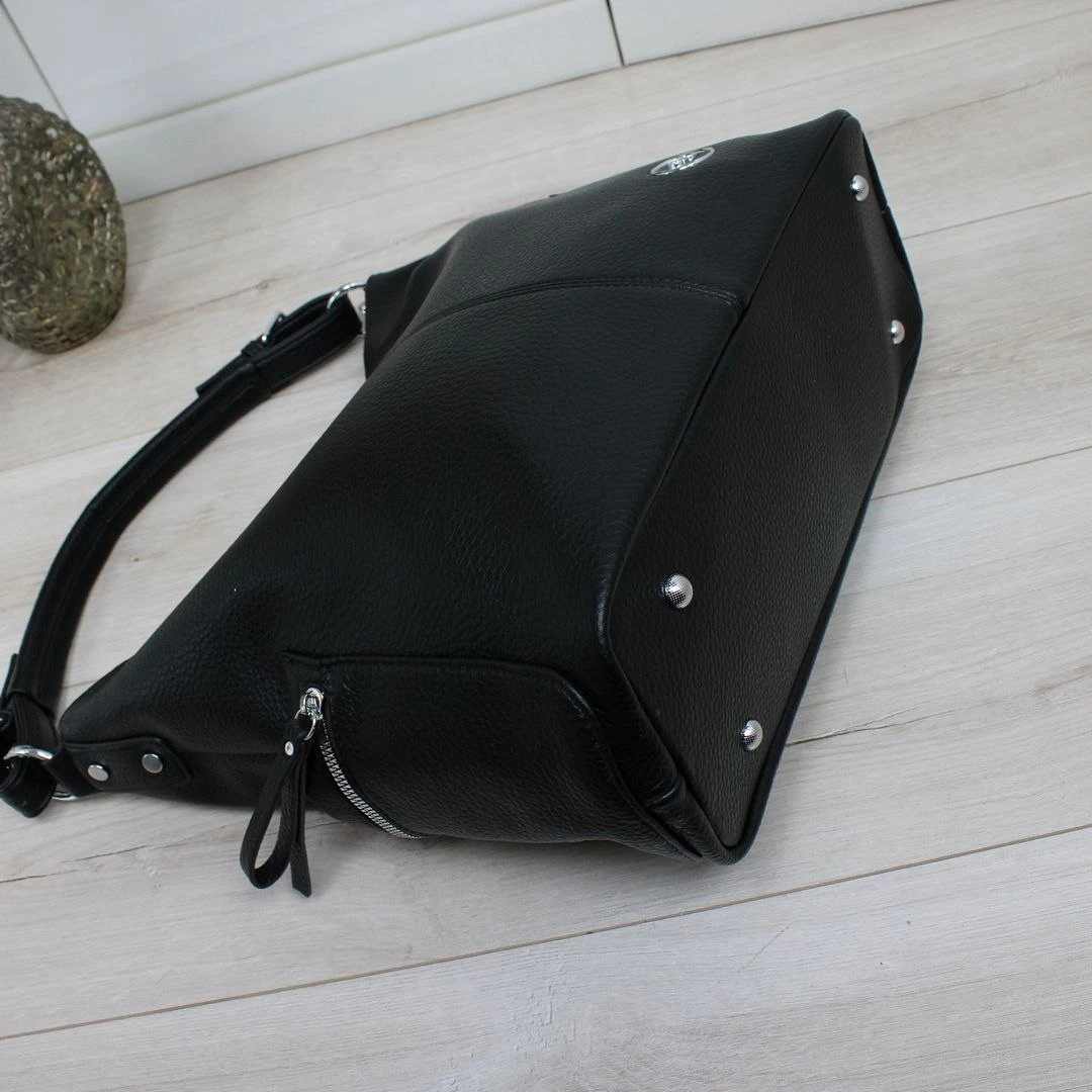 Чорна жіноча сумка-мішок з екошкіри формат А4 з регульованою ручкою