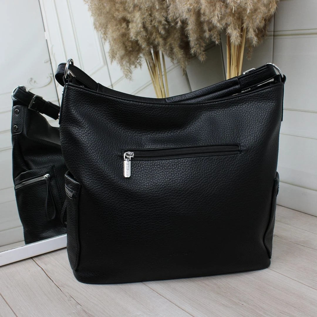 Чорна жіноча сумка-мішок з екошкіри формат А4 з регульованою ручкою