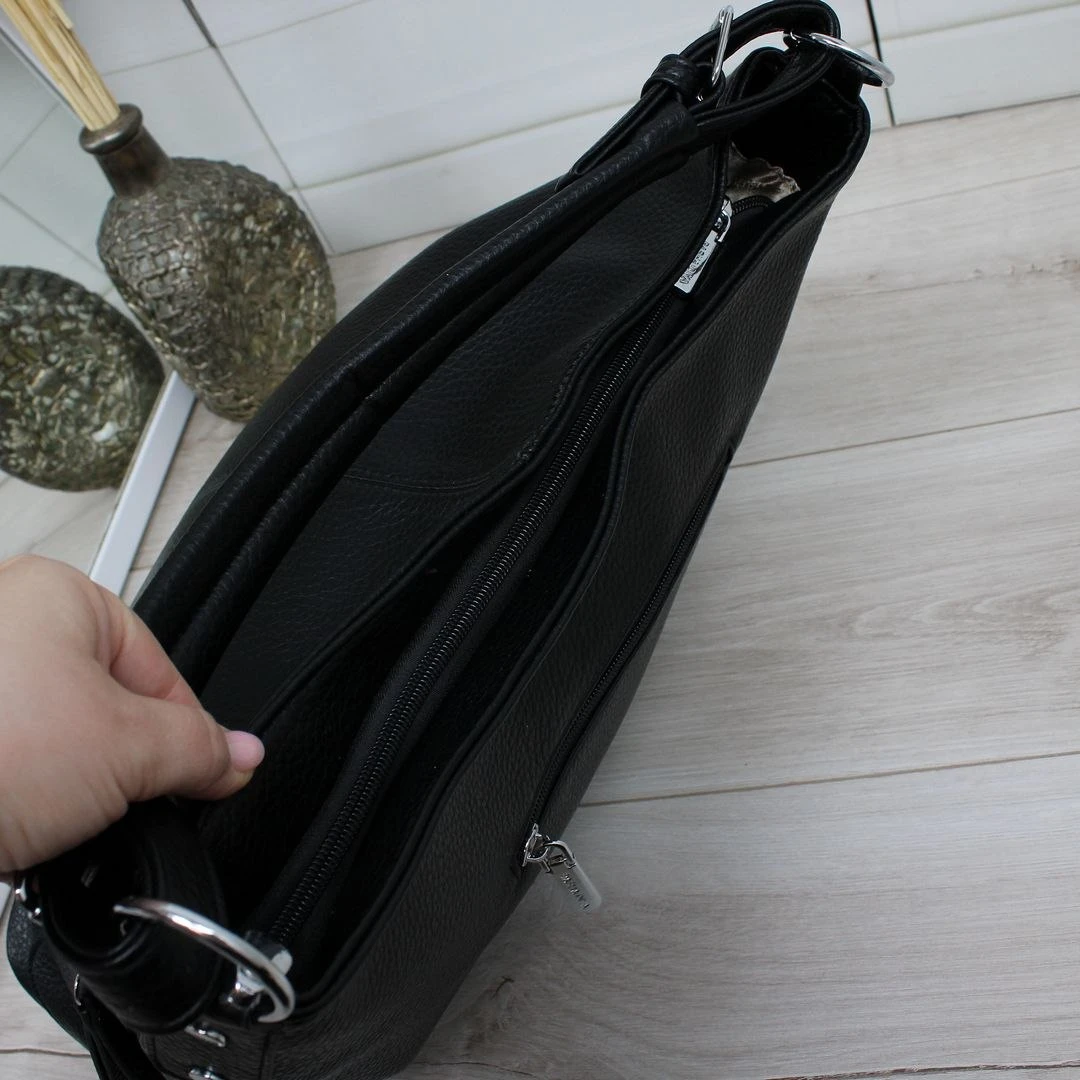 Чорна жіноча сумка-мішок з екошкіри формат А4 з регульованою ручкою